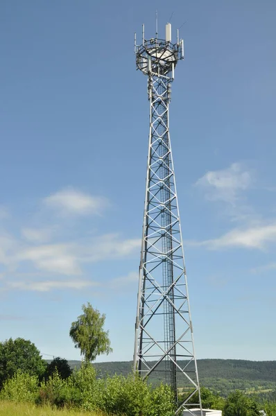 Torres Telecomunicações Uma Colina Verde — Fotografia de Stock