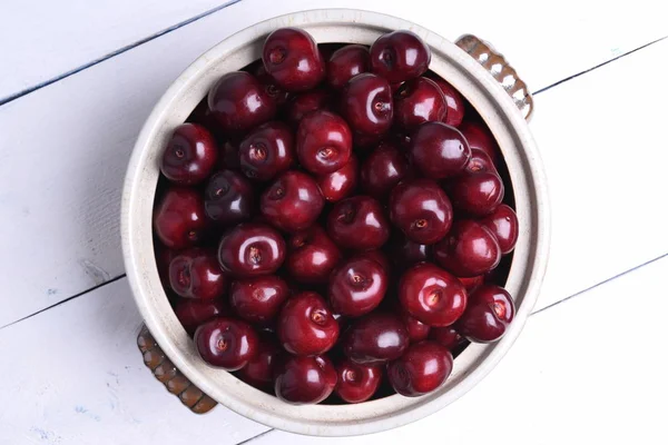 Färsk Sweet Cherry Skål Trä Bakgrund Ovanifrån — Stockfoto
