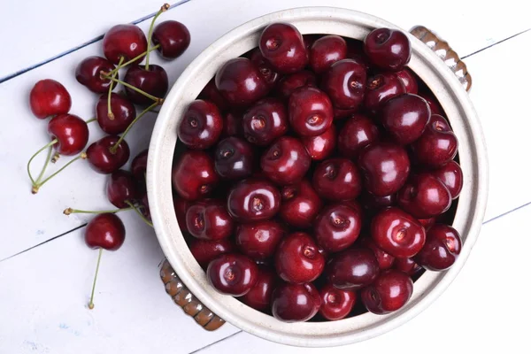 Färsk Sweet Cherry Skål Trä Bakgrund Ovanifrån — Stockfoto