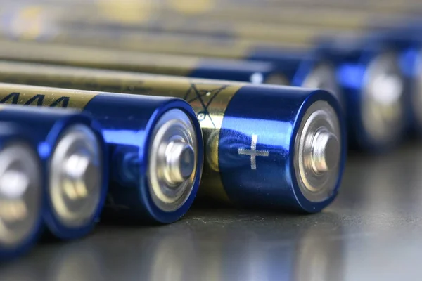 金属の背景の視点で単 アルカリ乾電池 — ストック写真