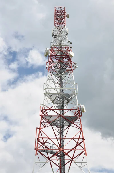 Torre Cellulare Comunicazione Contro Cielo Nuvoloso — Foto Stock