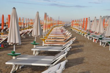 Boş plaj sandalyesini Caorle İtalya