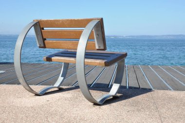 Boş tezgah üzerinde göle bakan