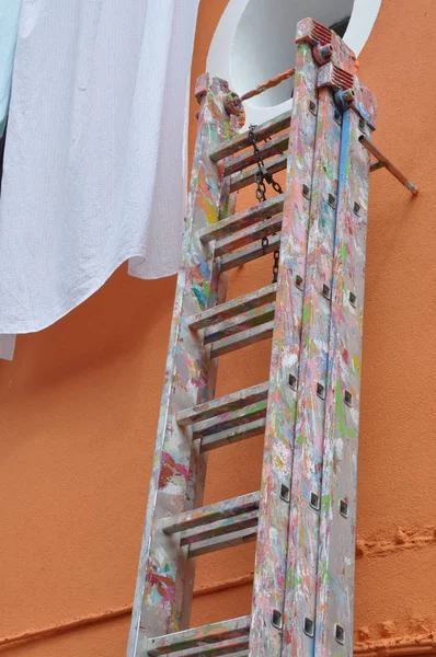 Uma Escada Depois Trabalho Perto Parede Pintada — Fotografia de Stock