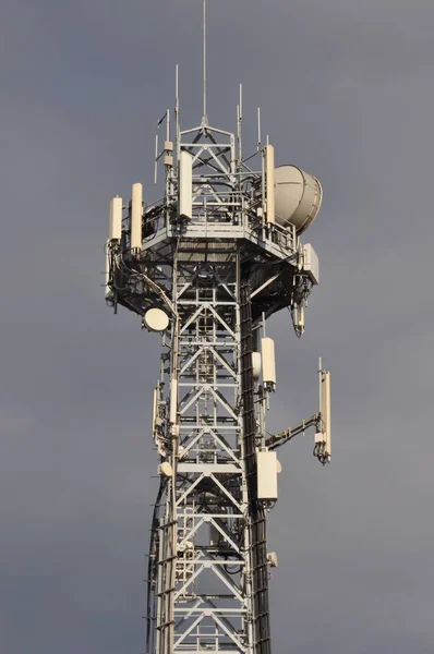 曇り空に対して通信セル塔 — ストック写真