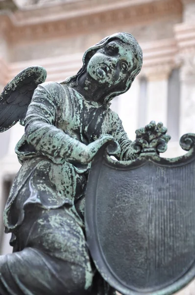 Angelo Scultura Sul Cancello Del Duomo Bergamo — Foto Stock