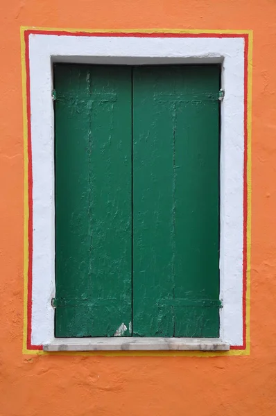 Janela Fechada Com Obturador Verde Parede Laranja — Fotografia de Stock