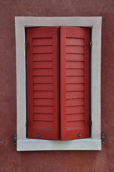 Fenster Geschlossen Mit Rotem Rollladen Der Wand — Stockfoto