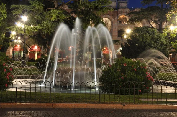 Fontana Piazza Bra Verona Notte — Foto Stock