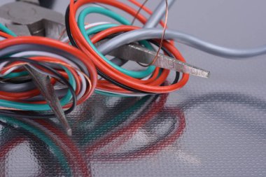 Kablolar ve elektrik ev yüklemede kullanılan araçlar