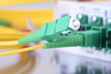 Pasif optik ağ, seçici odak ve ağ donanımı ile bağlı kabloları içinde belgili tanımlık geçmiş ile yama kablosu