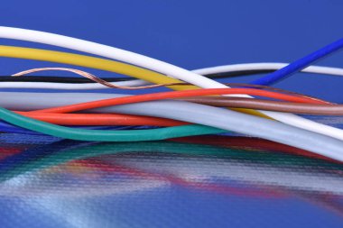 Yakın çekim elektrik kablo metal arka plan üzerinde