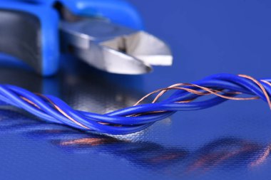 Aracı ve elektrik kablo yakın çekim Metal arka plan