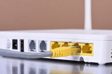 Ağ yönlendiricisi ethernet kablosu ile yakın çekim