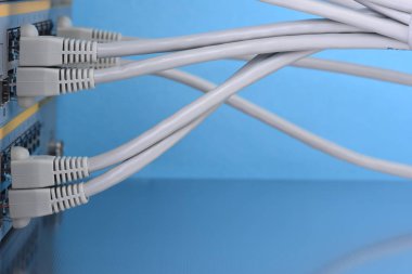 Paket geçiş yapmak için bağlı ağ kabloları