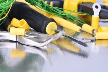 Üzerinde metal bir yüzeye yansıması ile elektrik araçları kümesi