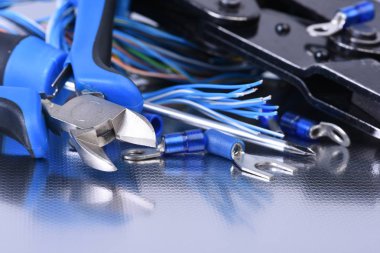 Metal arka plan üzerinde elektrik aracı
