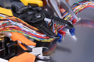 Elektrikçi ve kablolar üzerinde metal arka plan için Araçlar