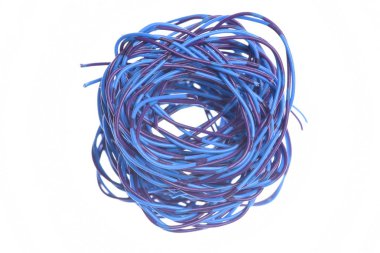 Beyaz arka plan üzerinde izole karışık tel