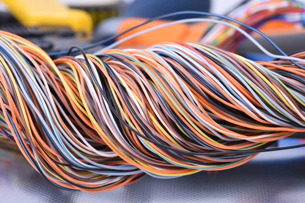 Swirl colored wire i electrical and telecommunication network