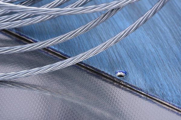 Алюминиевый лист и стальной кабель
