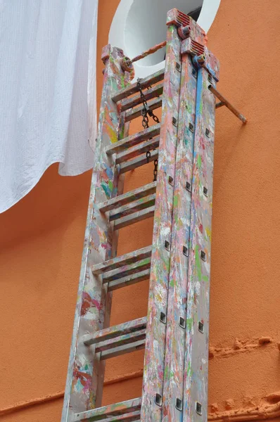 Uma Escada Depois Trabalho Perto Parede Pintada — Fotografia de Stock