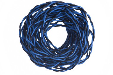 Elektrikli tel beyaz arka plan üzerinde izole haddelenmiş