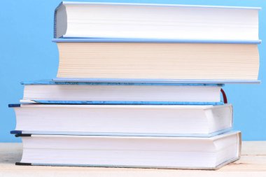 Bir yığın kitap ahşap tablo