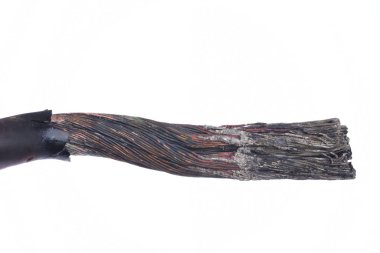 Beyaz arka plan üzerinde closeup izole bakır elektrik kablosu yıpranmış