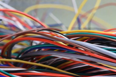 Renkli kablolar ve teller