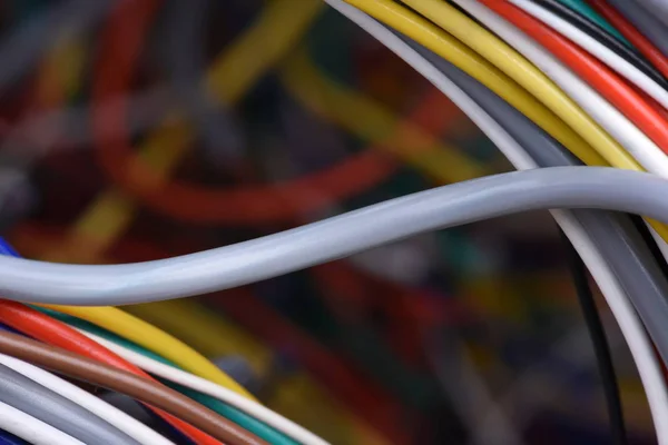 Zbliżenie Elektryczne Kabli Drutu Sieci Komputerów Selektywnej Ostrości — Zdjęcie stockowe