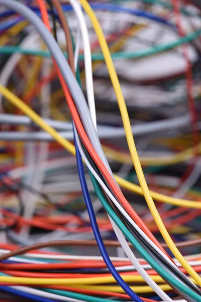 Elektrik kablo ve tel bilgisayar ağ sistemleri ile seçici odak içinde closeup