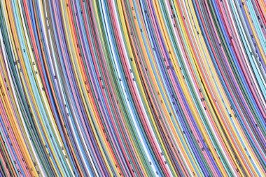 Pastel renk arka plan doğrudan yukarıdaki ağ telekomünikasyon kabloları, soyut veri akışı ve bilgisayar