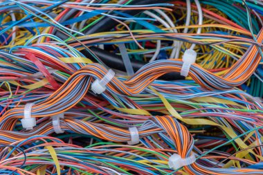 Karışık renkli elektrik bilgisayar bağlantı kabloları ve telleri