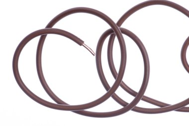 Elektrikli tel beyaz arka plan üzerinde izole Close-Up