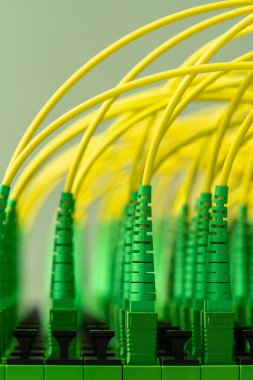 Veri merkezinde fiber optik kablolar