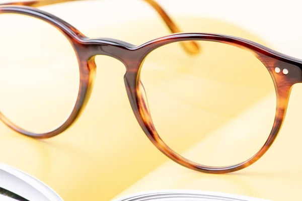 Vintage Brown Läsglasögon Liggande Öppnade Bok Närbild — Stockfoto