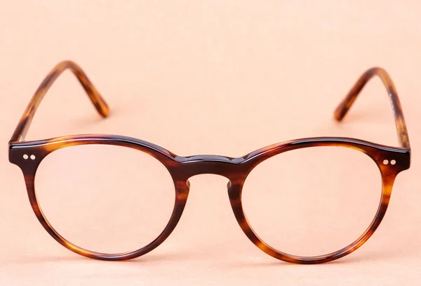 スタイリッシュな茶色のメガネクローズアップ — ストック写真