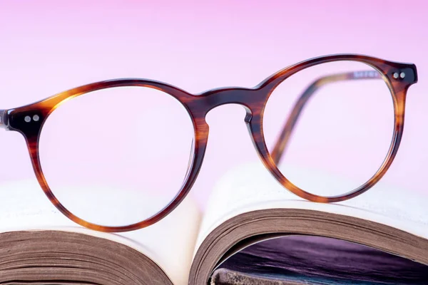 Libro Aperto Con Occhiali Lettura Primo Piano — Foto Stock