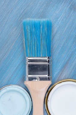 Metal Masa üzerine Boya ile Paintbrush ve Can Kapak, Üst Görünüm