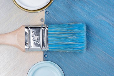 Metal Masa üzerine Boya ile Paintbrush ve Can Kapak, Üst Görünüm