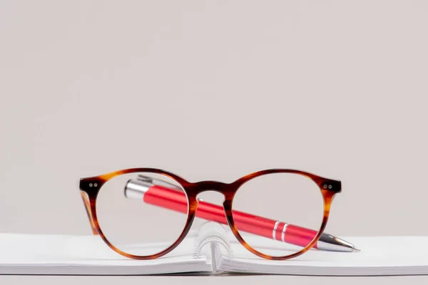 Planejador Branco Aberto Óculos Conceito Caneta Trabalho Escritório — Fotografia de Stock
