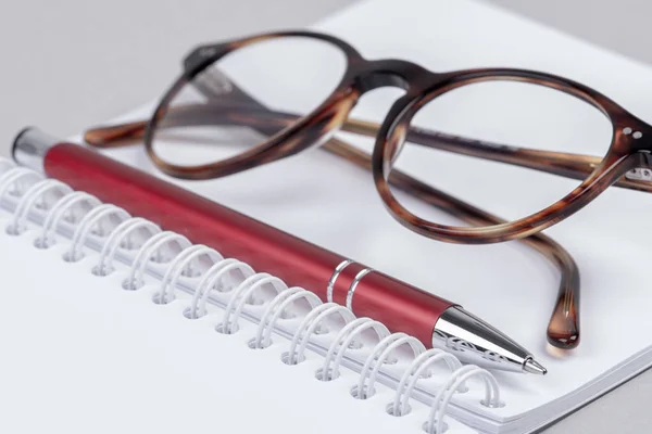 Accessoires Personnels Pour Travail Bureau Cahier Stylo Lunettes — Photo