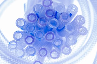 Grup hortum, kesit yüksek basınçlı boru beyaz arka plan üzerinde izole örgülü