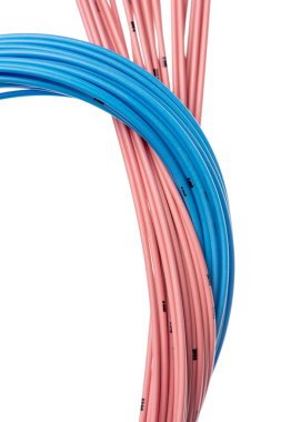 Beyaz arka plan üzerinde izole renkli bilgisayar kablosu