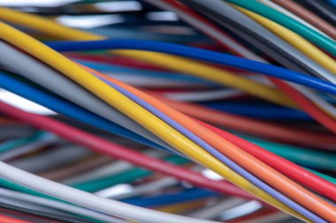 Renkli elektrik kabloları ve telleri