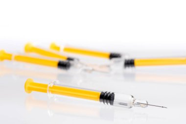 Hastane laboratuarında masada tıbbi şırınga