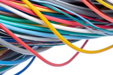 Beyaz arka plan üzerinde izole, elektrik kablosu ve tel yakın çekim