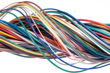 Beyaz arka plan üzerinde izole çok renkli elektrik kablosu