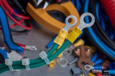 Elektrik tesisatında kullanılan elektrik aksesuarları ve alet